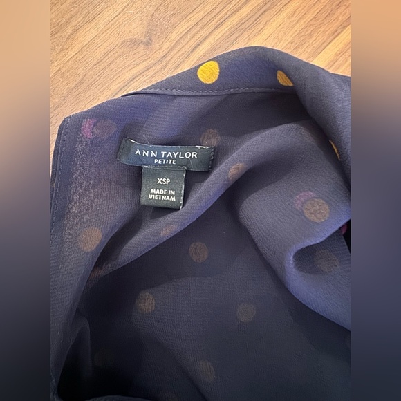 Ann Taylor Navy Tan Polka Dot Blouse XS Petite | Classic Print Work Top - Picture 9 of 9